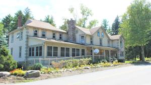 CrescoWoodfield Manor - A Sundance Vacations Property的路边的房子
