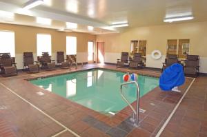 费尔班克斯美国费尔班克斯旧机场路长住酒店的游泳池位于酒店带椅子的房间内