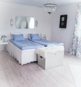 韦纳穆荷拉乐浓酒店的白色卧室配有蓝色枕头的床