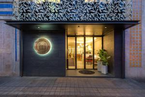 波尔图The Convo Porto Hotel & Apartment的建筑物前面的商店,上面有标志