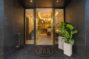波尔图The Convo Porto Hotel & Apartment的带有盆栽植物的房子的走廊