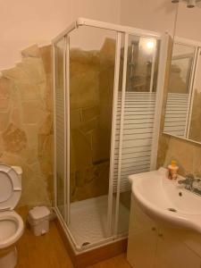 卡塔尼亚Airport Tourist's Home的带淋浴、卫生间和盥洗盆的浴室