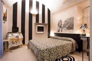 蒙多维Lori's Inn的一间卧室配有一张床和黑白条纹墙