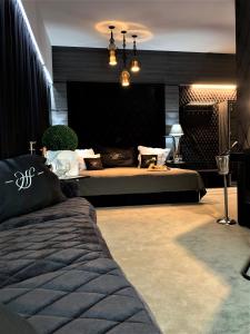乔左维尔考普尔斯基Hotel Fado的一间卧室配有一张床和一张沙发