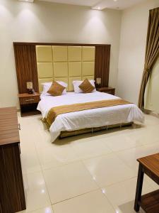 利雅德Al Bateel Furnished Apartments的一间卧室,卧室内配有一张大床