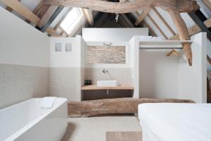 马斯特里赫特库尔8阁楼酒店的浴室位于客房中间,设有大木柴。