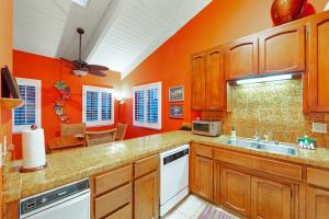 圣克鲁兹Boardwalk Dream的一个大厨房,配有橙色的墙壁和木制橱柜