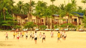 额布里逸景度假酒店的一群人在海滩上玩足球