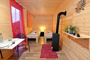 塞奥洛戈斯Drolma Ling Nature Cabins的餐厅内带燃木火炉的房间