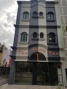 新加坡鄂梅兹旅馆的前面有标志的建筑