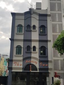 新加坡鄂梅兹旅馆的一座高大的建筑,旁边有一个标志