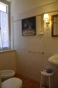 圣吉米纳诺安娜尼多二号招待所的一间带卫生间和水槽的浴室
