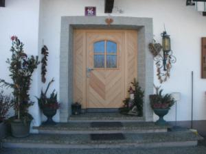 玛丽亚阿尔姆维霍弗保尔农家乐的木门,在种有盆栽植物的房子上