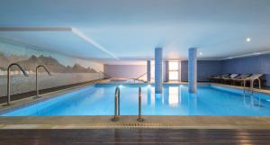 波连萨港杜瓦和Spa公寓式酒店的在酒店房间的一个大型游泳池