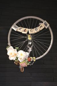 考纳斯DP Art Residence - self check in的挂在墙上的带花的自行车车轮