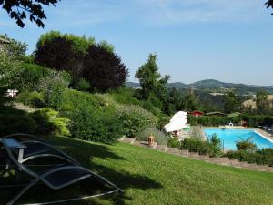 古比奥丰泰阿尔诺斯乡村民宿的一个带游泳池和草坪的花园