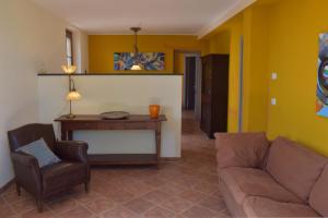 卡拉塞Casa Ciao Bella - Apartment Sunshine with shared pool的客厅配有沙发和桌子