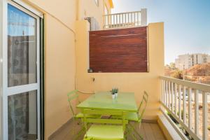 波尔蒂芒Apartamentos Castelos da Rocha的小阳台上配有桌椅。