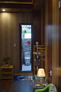 河仙Hà Tiên Homestay的客房设有书桌和带卫生间的窗户。
