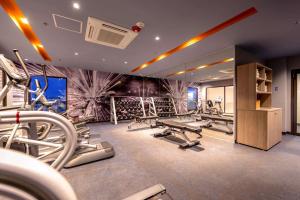 埃莫西约Comfort Inn Hermosillo Aeropuerto的健身房设有数台跑步机和健身器材