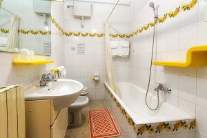 迪亚诺马里纳Villa Marina Apartments的一间带水槽、浴缸和卫生间的浴室