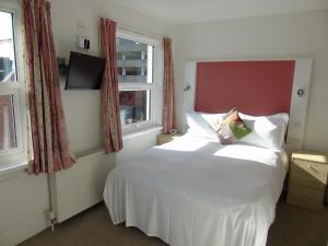 佩恩顿卡林顿旅馆的卧室配有白色的床和窗户。