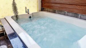 Hadong等一等度假屋的装满蓝色水面的浴缸