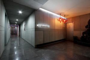 春川春川Q酒店的墙上有标志的办公室走廊