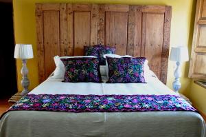 圣克里斯托瓦尔-德拉斯卡萨斯卡萨圣露西亚酒店的一间卧室配有一张带鲜花的大床