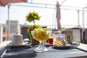 普拉亚瑟萨瑞阿酒店的一张桌子,上面放着一碗水果和一盘食物