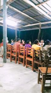 库德岛Baan Panseng Bungalow的一群人坐在一个房间里椅子上