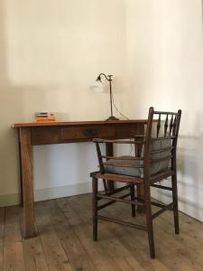 安特卫普Studio Minerva的一张木桌、椅子和灯