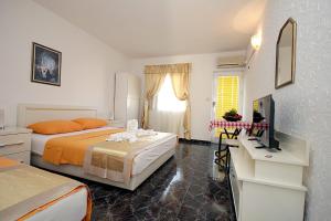 苏托莫雷Apartments Kruna Jovanović的酒店客房设有两张床和电视。