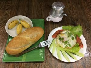 槟知Homestay Xóm Dừa Nước的一块带三明治和一盘面包的食物