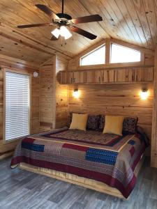 奥克赫斯特河畔皇后酒店的小木屋内一间卧室,配有一张床