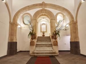 卡塔尼亚阿蒙多杰济拉旅馆的大楼内带楼梯的走廊