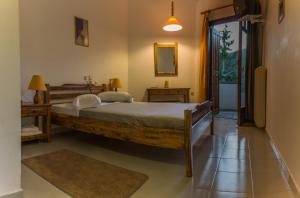 奥马洛斯诺斯奥马洛斯酒店的一间卧室,卧室内配有一张大床