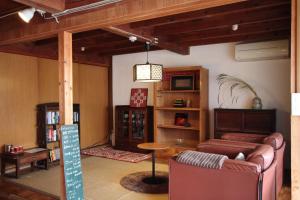 境港市Little Bird Inn 旧Minato Guesthouse的客厅配有沙发和桌子
