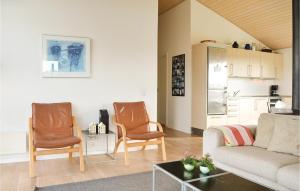 莱姆维Stunning Home In Lemvig With Kitchen的客厅配有沙发和两把椅子
