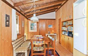 ReersøStunning Home In Store Fuglede With Wifi的一间带木桌和椅子的用餐室