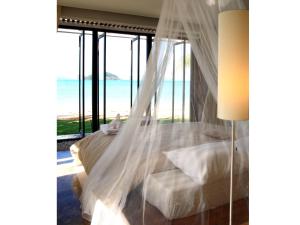 麦岛科马克塞瓦纳沙滩度假酒店的一间卧室配有一张带蚊帐的床