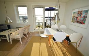 博雷Cozy Apartment In Borre With Wifi的客厅设有餐桌和椅子