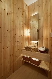 淡路GRAND CHARIOT Hokutoshichisei 135°的浴室设有木墙、水槽和镜子