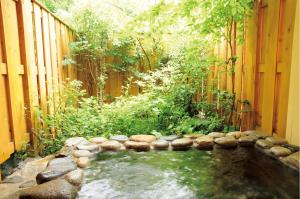 白马村艾尼斯花园宾馆的一个带池塘的木栅栏花园
