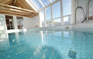 哈夫維格Lovely Home In Hvide Sande With Kitchen的大楼内一个蓝色的大型游泳池