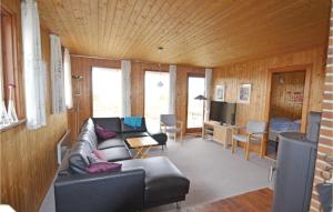 哈夫維格Awesome Home In Hvide Sande With Sauna的客厅配有沙发和1张床