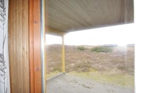 哈夫維格Awesome Home In Hvide Sande With Sauna的享有田野景致的窗户
