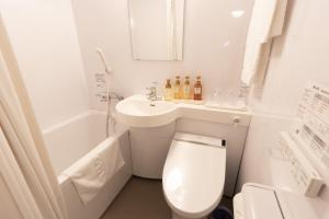 福冈东洋酒店的白色的浴室设有卫生间和水槽。