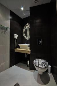 鲁塞城市艺术精品酒店的一间带卫生间、水槽和镜子的浴室