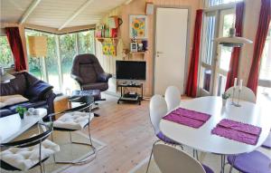 斯泰厄Nice Home In Stege With 3 Bedrooms, Sauna And Wifi的客厅配有白色的桌子和椅子